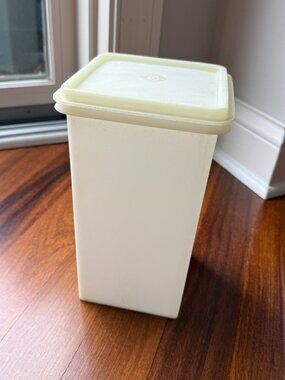 Tupperware Saltine Cracker Keeper Canister with Snap Tight Lid